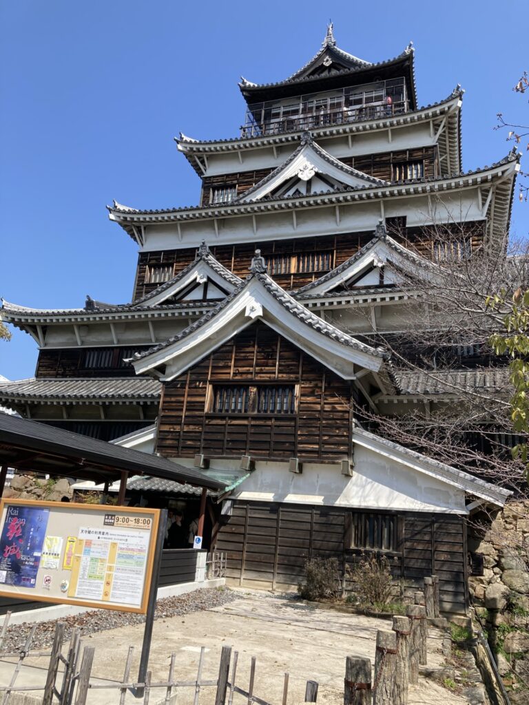 青空の下にそびえる広島城