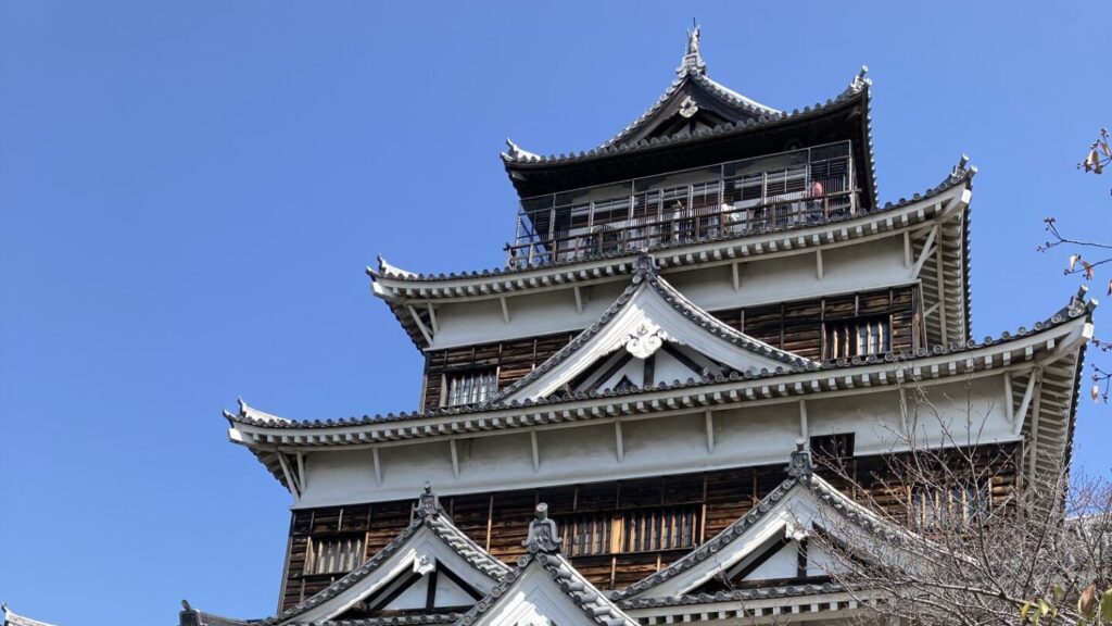 青空の下にそびえる広島城