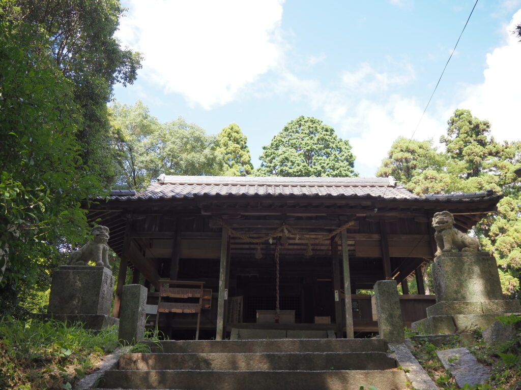 松尾八幡宮の社殿と左右に立つ狛犬