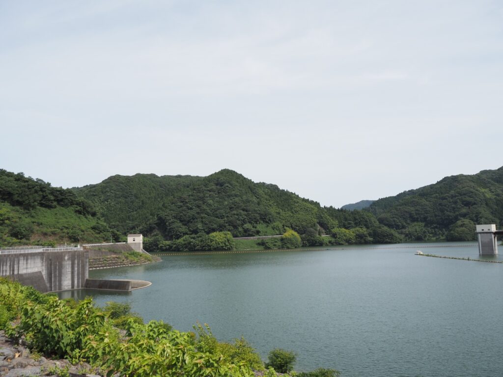 末武ダムの米泉湖と周囲の山々