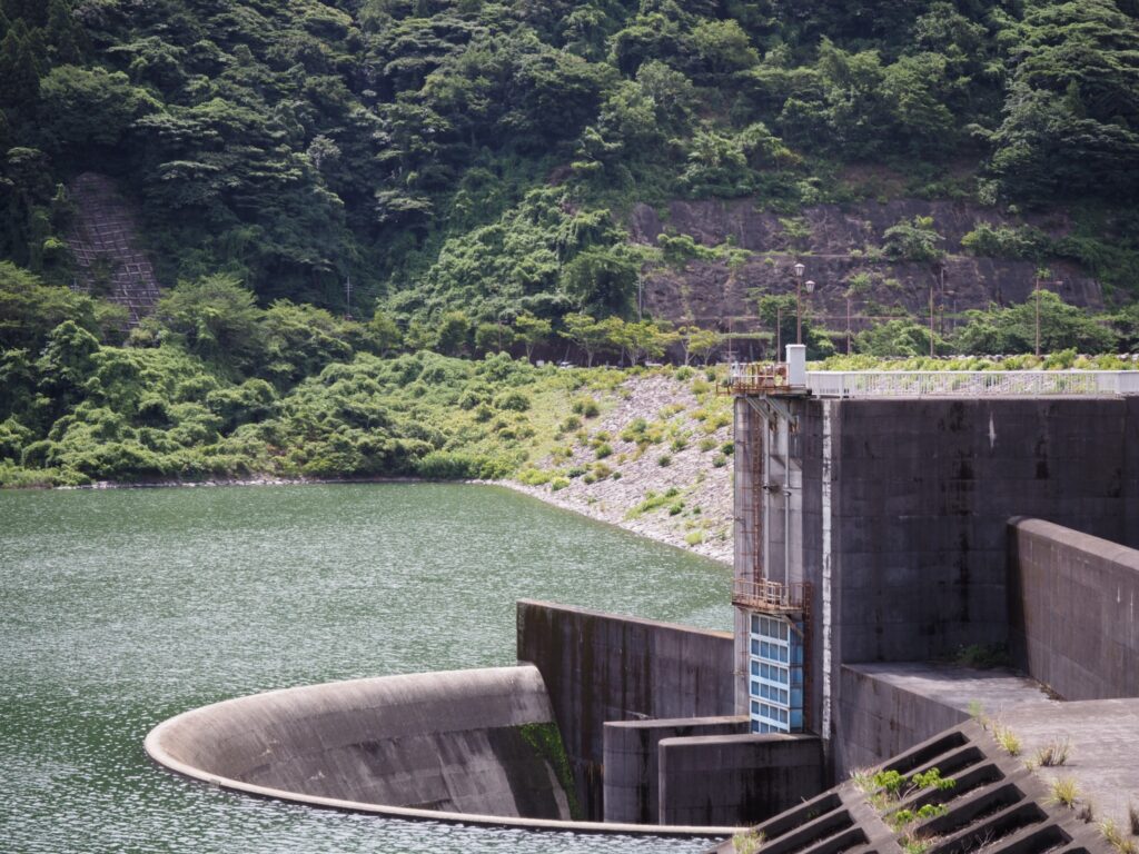 末武ダムの湖畔にあるコンクリート構造物