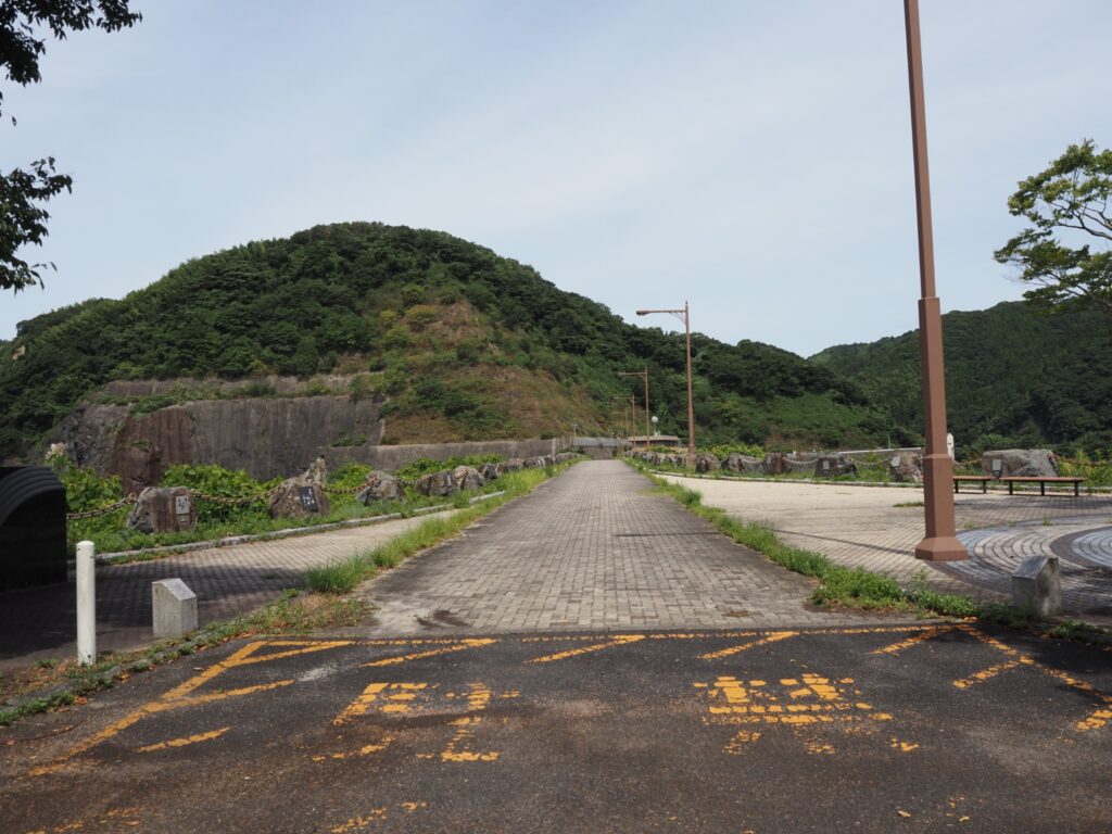 米泉湖の看板から続く末武ダムの橋