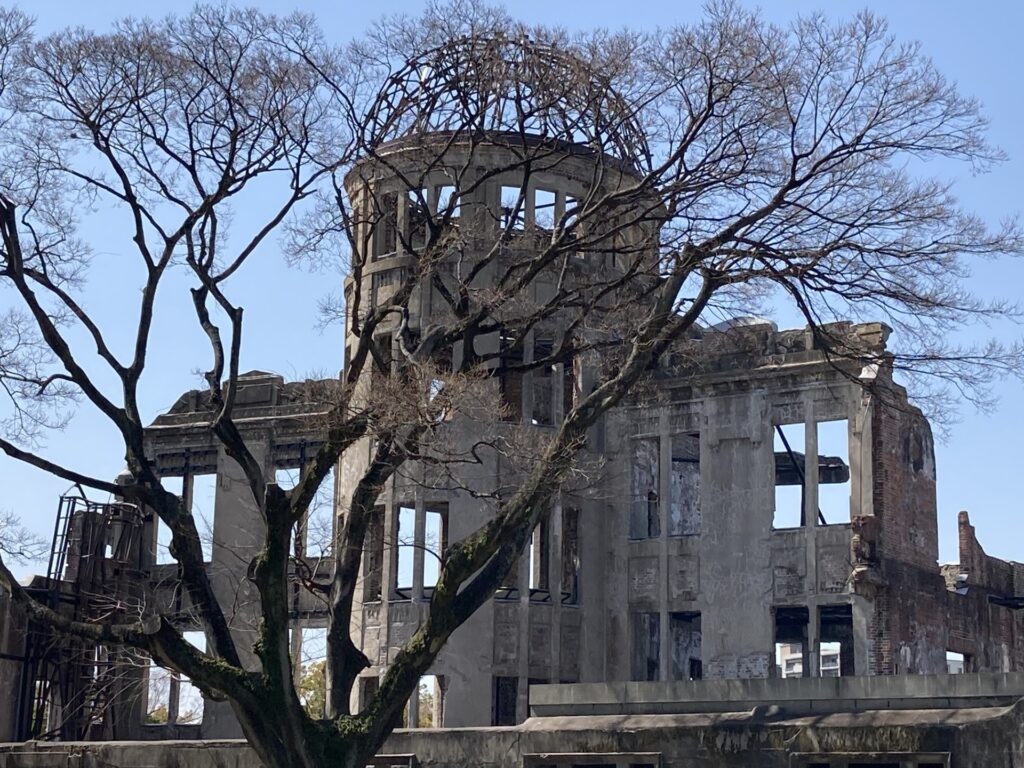 木々の向こうに見える原爆ドーム